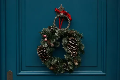 Comment attacher une couronne de Noël à votre porte