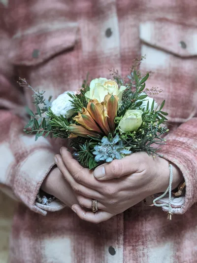 Mains tenant un bouquet de fleurs