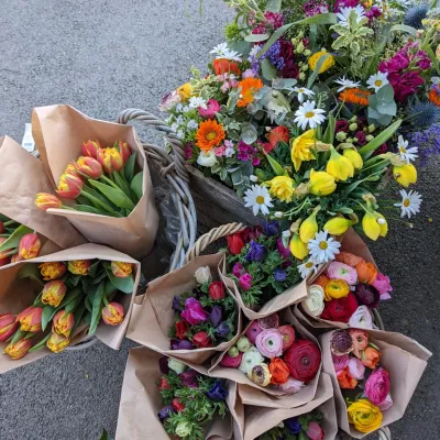 Bouquet de fleurs sur un marché